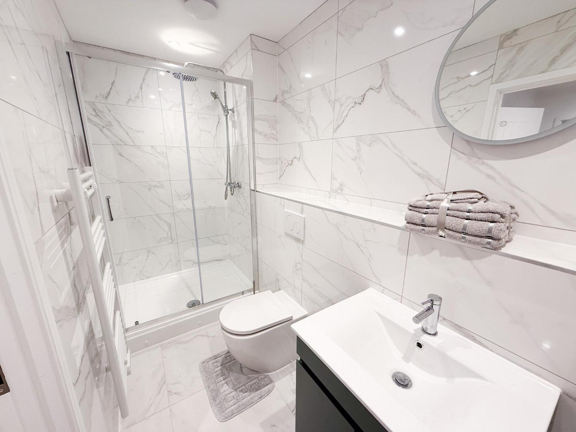 Spacious Modern 1 Bed Apartments In St Neots - Perfect For Contractors & Professionals - Free Parking - Wifi - Fully Equipped Kitchen - Smart Tv Ideal For Work Stays And Long Projects Екстериор снимка