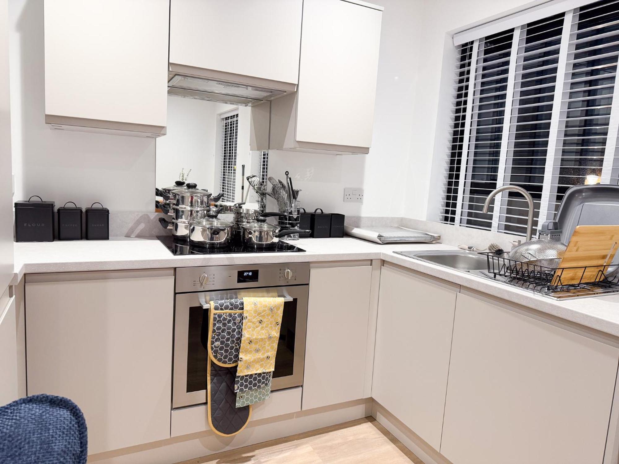 Spacious Modern 1 Bed Apartments In St Neots - Perfect For Contractors & Professionals - Free Parking - Wifi - Fully Equipped Kitchen - Smart Tv Ideal For Work Stays And Long Projects Екстериор снимка