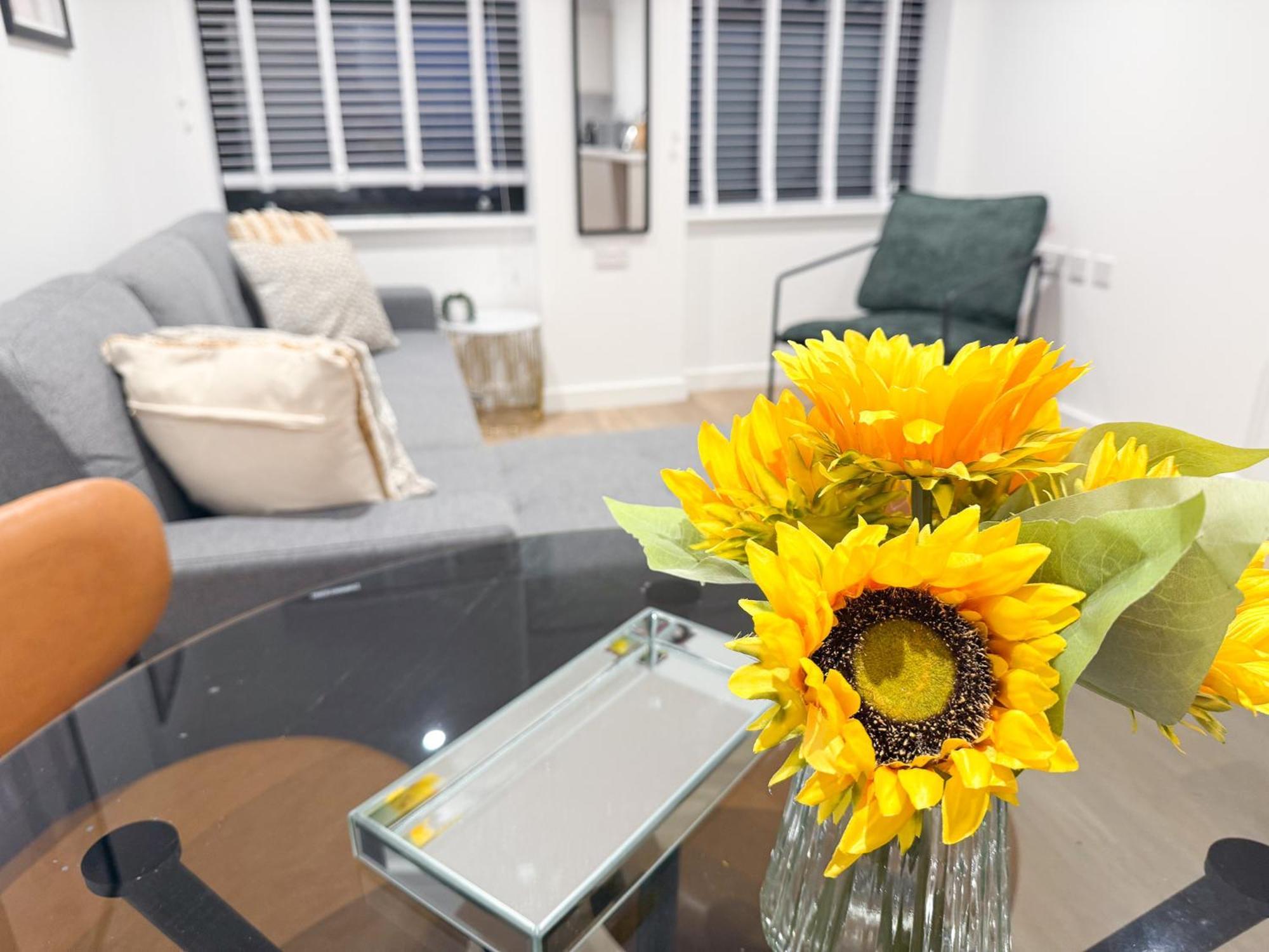Spacious Modern 1 Bed Apartments In St Neots - Perfect For Contractors & Professionals - Free Parking - Wifi - Fully Equipped Kitchen - Smart Tv Ideal For Work Stays And Long Projects Екстериор снимка